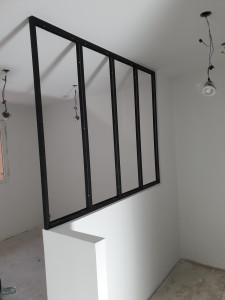 Photo de galerie - Reprise de peinture et pose d'une verrière (claustra) intérieur 