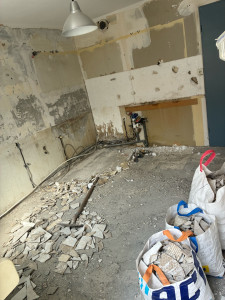 Photo de galerie - Rénovation complète d’une cuisine ?️  Rénovation des murs, du sol et du plafond, préparation des supports, pose du revêtement de sol et pose de la cuisine.  Montage des meubles réalisé par le client.  Un beau avant / après ?