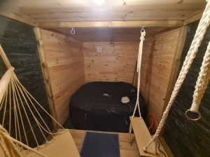 Photo de galerie - Transformation totale d'un cellier en parpaings en espace détente : Création d'un sauna et d'un jacuzzi 


