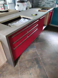 Photo de galerie - Pose et modification d' un plan de travail 