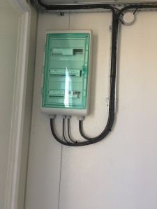 Photo de galerie - Mise en place d'un coffret électrique
