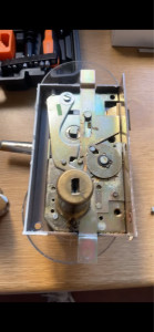 Photo de galerie - Remplacement de cylindre sur une serrure de fichet 