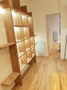 Photo de galerie - Installation d'un éclairage LED intégré pour mobilier sur mesure. Mise en valeur des espaces avec une finition propre et soignée.