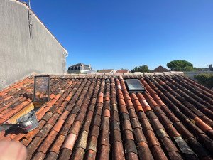 Photo de galerie - Rénovation d’un faîtage / photo avant nettoyage 