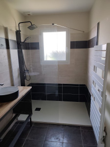 Photo de galerie - Rénovation d'une SDB
Carrelage, meuble, paroi de douche, bac a douche 170x100