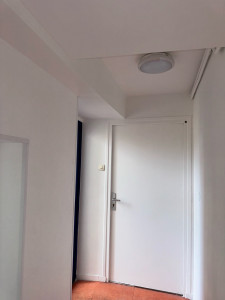 Photo de galerie - Rénovation d’un espace commun : peinture fraîche et pose de baguettes d’angle pour un rendu propre et soigné.