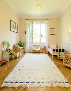 Photo de galerie - Chambre de petite fille aux couleurs douces.  Adaptation des couleurs à l'orientation nord de la pièce. 