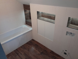 Photo de galerie - Salle de baim dans les combles avec niches au murs et WC suspendu  