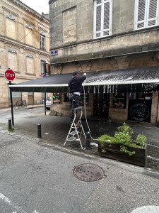 Photo de galerie - Nettoyage de stores et terrasses