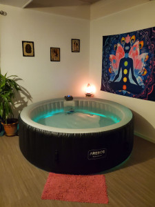 Photo de galerie - Je propose des séances de détente à mon domicile avec le spa avec des bulles tarif par personne 
