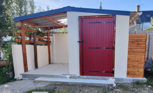 Photo de galerie - Reconstruction complète d'un cabanon de jardin vétuste. Fondations, maçonnerie, charpente, couverture, enduit et pose d'une porte 2 vantaux à partir d'un ancien volet.