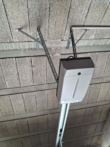 Photo de galerie - ?✨ Installation moteur de porte de garage – Passage en automatique ✨

Transformation réalisée ✔️

Cette porte de garage s’ouvrait auparavant manuellement.
Nous avons procédé à l’installation complète d’un moteur d’automatisation, permettant désormais une