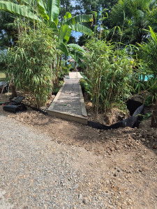 Photo de galerie - Installation d’une barrière anti-rhizome 
mise en place d’une protection durable contre l’expansion des racines envahissantes (comme le bambou).
Une solution efficace et discrète pour préserver vos aménagements paysagers, sans nuire à la nature 