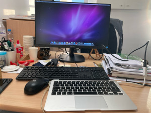 Photo de galerie - Utilisation du MacBook Air sans écran portable, avec un écran PC fixe 