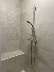 Photo de galerie - Aménagement total de cette douche avec banc( ragréage, pose du receveur, plomberie, électricité, faïence 