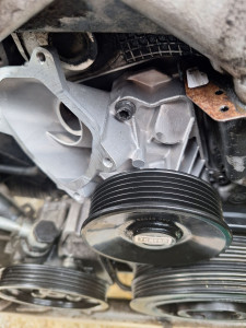 Photo de galerie - Remplacement pompe à eau galet tendeur et enrouleur Bmw 330 d E90