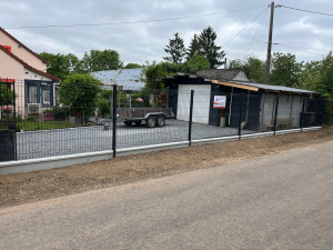 Photo de galerie - Pose de clôture en panneaux rigides avec plaque de soubassement 
