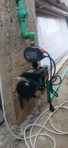 Photo de galerie - Installation d’un surpresseur d’eau avec pompe, système de régulation de pression et raccordement au réseau de plomberie. Réalisation BATNEO RENOV, travaux soignés et professionnels.