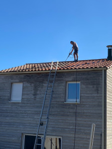 Photo de galerie - Nettoyage de toiture avec produits  d’émousse flash
