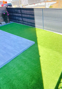 Photo de galerie - Gazon synthétique + grillage rigide avec occultation pvc 