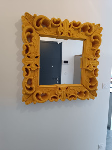 Photo de galerie - Fixation miroir Art déco sur un mur en placoplâtre 