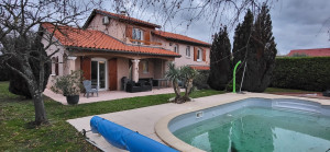 Photo de galerie - Maison à deux étages est dotée de fenêtres et portes-fenêtres en PVC blanche installées par nos soins, alliant esthétisme et économies d'énergie.