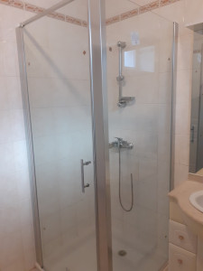 Photo de galerie - Pose d'une cabine de douche verre