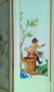 Photo de galerie - Détail d'une illustration réalisée à l'huile sur un paravent en bois peint. Inspiration singeries de Chantilly.