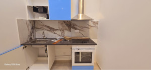 Photo de galerie - Installation kitchenette avec hotte et four encastrable.