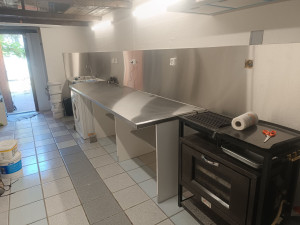Photo de galerie - Création d'une cuisine industrielle aux normes HACCP dans un garage.