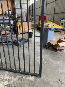 Photo de galerie - Réalisation d’un portail en fer. dispose d’un poste à souder, avec disqueuse, meleuses, perceuses…