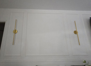 Photo de galerie - Luminaires avec des moulures cadre.
