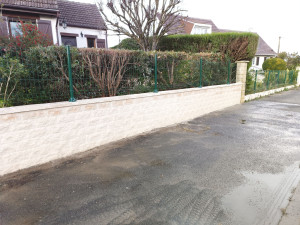 Photo de galerie - Création d'un mur et pose des grilles 