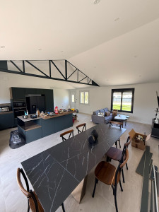 Photo de galerie - Plafond mur airless blanc mat , poutre acier gris anthracite 