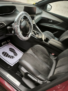Photo de galerie - Detailing complet de cette Peugeot 2008 avec Shampouineuse tapis, moquette et siège avec traitement anti odeur, rénovation plastique et aspiration minutieuse 