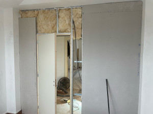 Photo de galerie - Création d’une cloison avec pose de bloc porte et isolation thermique