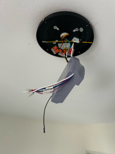 Photo de galerie - Pose support de ventilateur de plafond avec son module 
