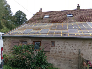 Photo de galerie - Début de lattage en 27x 40 avant zinguerie et pose de velux et tuile vieilli bourgogne 