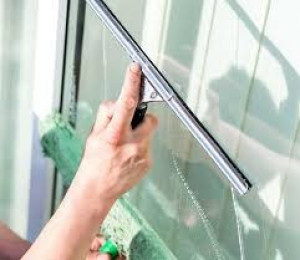 Photo de galerie - Technique de lavage des vitre pro: mouillé, laver, tirer, et finition