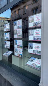 Photo de galerie - Nettoyage d'une vitrine commerciale 