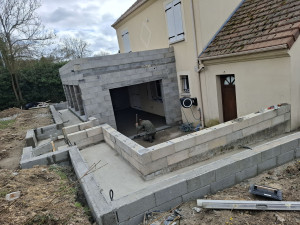 Photo de galerie - Creation d'une extension 30 m2 + 
pose block a bancher sur deux ranger + 
coulage d'une dalle sur une allee 