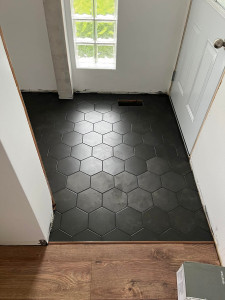 Photo de galerie - Pose de carrelage réalisée avec précision et soin, en respectant les niveaux, les joints réguliers et la finition impeccable pour un rendu esthétique et durable.

