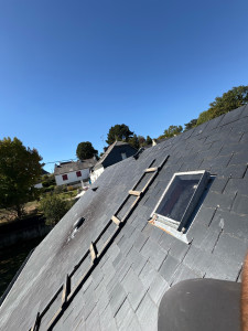 Photo de galerie - En cours de travaux, pose de faîtage zingue