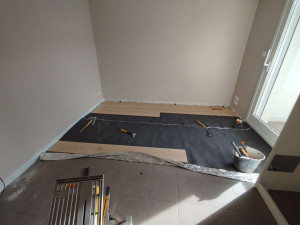 Photo de galerie - Chantier en cour pose de parquet flottant dans un apartement