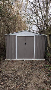 Photo de galerie - Montage d'un grand abri de jardin (14m²).
_ Aide pour le calcul des dimensions en amont et choix de l'abri avec le client.
_Calcul des dimensions pour dalle béton. 
_ Élagage des ronces et branches + déchetterie.
_ 2j de travail (hors dalle béton)
