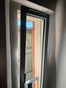 Photo de galerie - Fenêtre OB 1 vantail  Fourniture et pose d’une fenêtre oscillo-battante à un vantail. Menuiserie en PVC avec ouvrant à la française et fonction basculante pour une aération sécurisée.