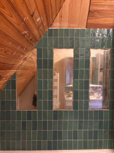 Photo de galerie - Petits carreaux et miroirs encastrés 