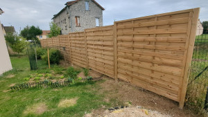 Photo de galerie - Création d'une clôture. Chaque poteau est posé une embase et scellé dans le béton. Secteur très exposé au vent qui demandait de faire des travaux de consolidation adéquate.