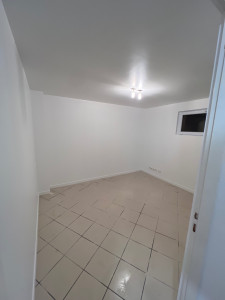 Photo de galerie - Enduisage des murs et peintures pour création d’une  chambre dans un garage existant