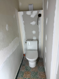 Photo de galerie - Cette photo illustre la création d'un toilette : pose de placo et joints.